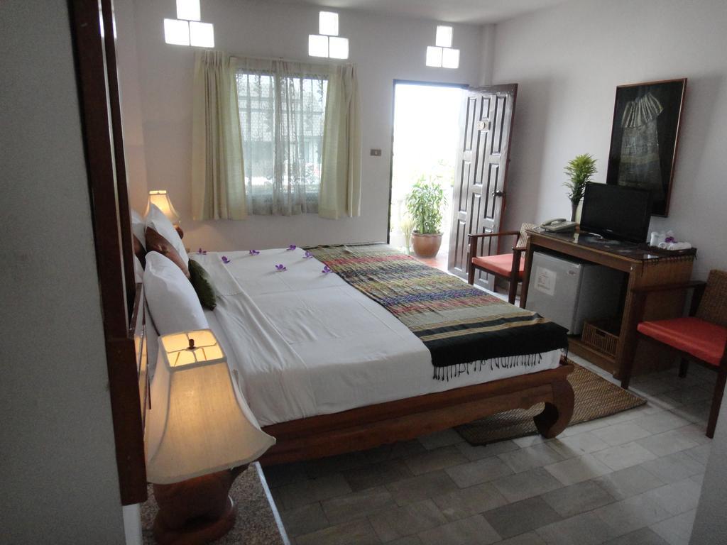 The Red Hibicus Guest House Chiang Mai Dış mekan fotoğraf
