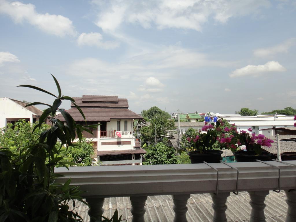 The Red Hibicus Guest House Chiang Mai Dış mekan fotoğraf
